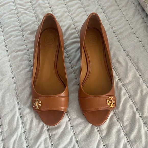 Tory Burch Kira open-toe wedge size 6 - Picture 2 of 8